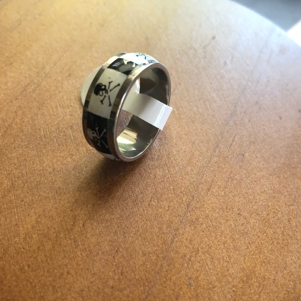 Stainless Steel Skull Pattern Ring 💍 Black and White Size 6 New